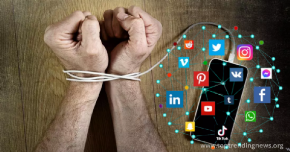 Social Media Addiction : '' डिजिटल दुनियेत हरवताय का ? सोशल मीडियाला ब्रेक मारायची वेळ आली आहे !" 