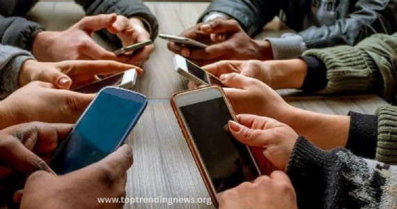 Mobile Addiction Alert : तुम्हाला मोबाईलचं व्यसन तर नाही ना ? तपासा ही लक्षणे