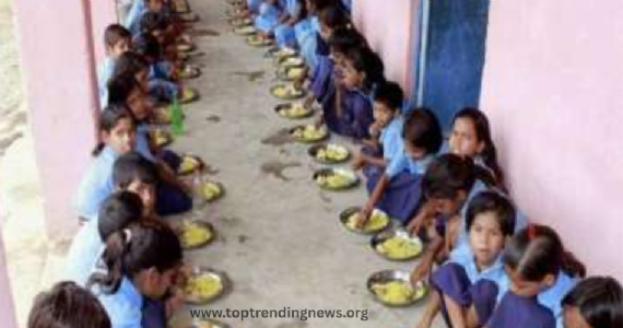 Khichdi Poisoning : शाळेच्या खिचडीतून मृत्यूचा धोका ? १२ विद्यार्थ्यांची तब्येत बिघडली, अंजनगाव सुर्जीत खळबळ