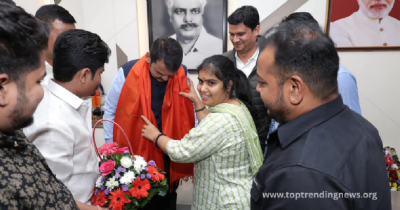 CM Fadnavis : मुख्यमंत्र्यांच्या लाडक्या बहिणीला महापालिकेत मानाचे स्थान ? प्रथमच निवडून आल्यानंतरही......